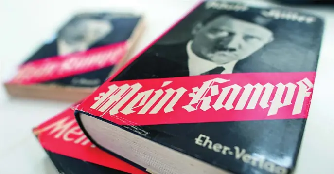  ??  ?? La version «comentada» de «Mein Kampf», de Hitler, ha llegado esta semana a las librerías de Polonia