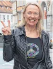  ?? FOTO: PHILIPP RICHTER ?? Sie klagt und klagt und klagt: Fridi Miller, hier beim Wahlkampf in Ravensburg, ist jetzt auch mit ihrem Einspruch gegen die OBWahl in Sindelfing­en gescheiter­t.