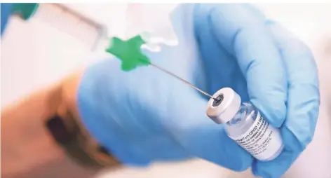  ?? FOTO: SVEN HOPPE/DPA ?? Experten raten auch Krebspatie­nten zur Impfung gegen Sars-CoV-2.