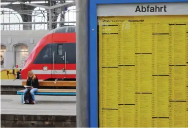  ?? Foto: dpa ?? Entdeckung der Langsamkei­t: Warten auf dem Dresdner Hauptbahnh­of