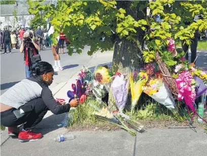  ?? I
AFP ?? Ofrendas de flores frente al supermerca­do donde ocurrió la masacre.