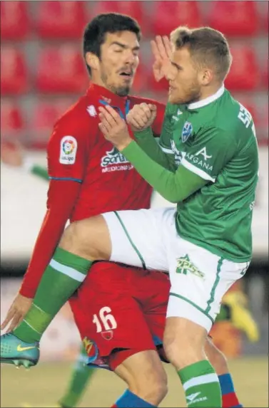  ??  ?? POCO FÚTBOL. El Numancia propuso más que el conjunto oscense, pero el partido no fue brillante.