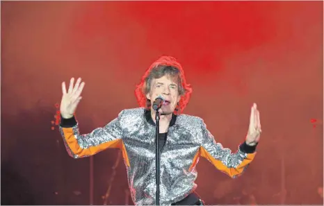  ?? FOTO: CARSTEN REHDER ?? Er ist und bleibt das Zentrum jedes Stones-Konzerts: Mick Jagger fetzt auch mit 74 Jahren wie ein Junger über die Bühne.