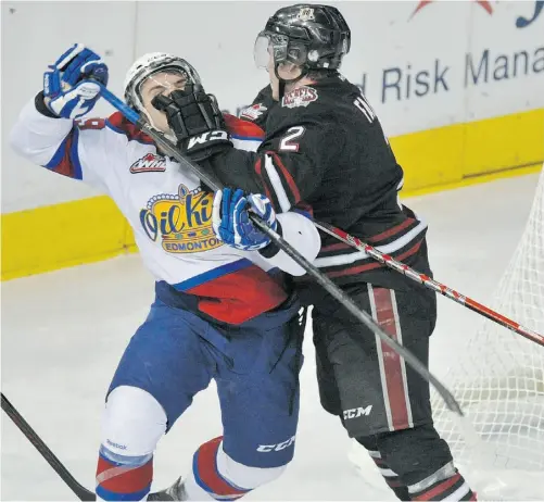  ?? SHAUGHN BUTTS/ EDMONTON JOURNAL ?? Mitchell Moroz of the Edmonton Oil Kings gets a facewash from Devan Fafard of the Red Deer Rebels on Thursday at Rexall Place.