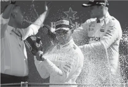  ?? AP ?? Lewis Hamilton celebra en grande la obtención de una carrera más en la Fórmula Uno.