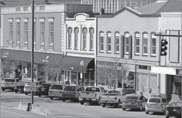  ?? Doug Walker /
Rome News-Tribune ?? Every space on the west side of the 400 block of Broad Street was full around 2 p.m. Thursday. Rome’s DDA is still searching for ways to enhance parking in the downtown district and said the need for additional parking is a good problem to have.