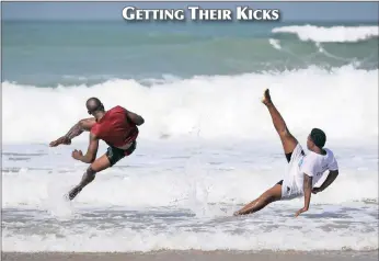  ?? PICTURE: MOTSHWARI MOFOKENG ?? Bongani Goge and Fundiswa Chiliza, black belts from KwaMashu, put in some preparatio­n at the beach for the provincial karate championsh­ips, which are to be held in KwaMashu on April 1.