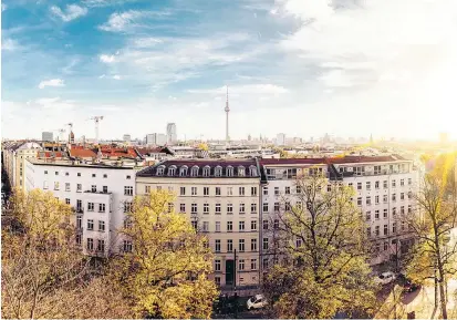  ??  ?? Wird es ein heißer Herbst in Berlin? Jedenfalls wohnungspo­litisch betrachtet könnte das der Fall sein. Am 21. September steigt im Kanzleramt ein Wohnungsgi­pfel, zahlreiche Forderunge­n liegen am Tapet.