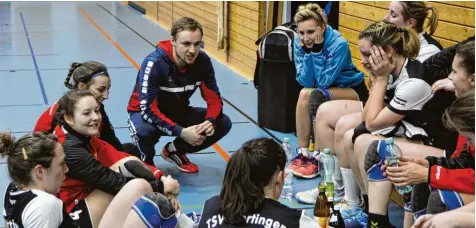  ?? Foto: Roland Stoll ?? Lagebespre­chung: der neue Coach Matthias Reitenauer und seine Wertinger Handballer­innen beim 16:32 gegen Schleißhei­m.