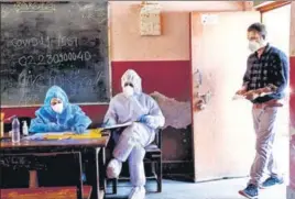  ?? SATISH BATE/HT ?? A man walks in for a test during a Covid-19 testing drive at Mumbai’s Dharavi on Tuesday.