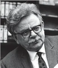  ??  ?? A la izquierda, Elias Canetti, Premio Nobel de Literatura en 1981, para quien las seiscienta­s páginas de su obra cumbre, Masa y
poder, no trataban sino del fascismo.