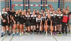  ?? Foto: TSV Neusäß ?? Beim gemeinsame­n Training kamen sich die Handballer­innen des TSV Neusäß und der schwedisch­en Schwesters­tadt Eksjö näher.