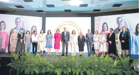  ?? JOSÉ A. MALDONADO ?? El presidente Luis Abinader junto la primera dama Raquel Arbaje y las 14 mujeres galardonad­as.