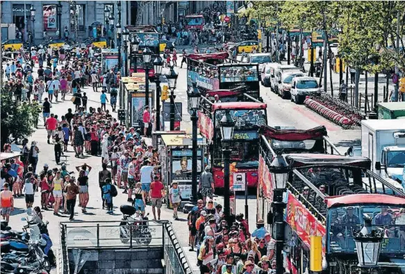  ??  ?? ÀLEX GARCIA
84 millones de turistas.
Esta es la cifra de visitantes prevista para el 2017 en España; en la foto, la plaza Catalunya de Barcelona