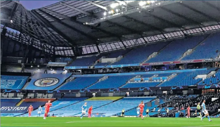  ??  ?? Momento del segundo gol del City que dejaba el partido resuelto para los de Guardiola. Un Etihad vacío vio el pase del equipo inglés a cuartos.