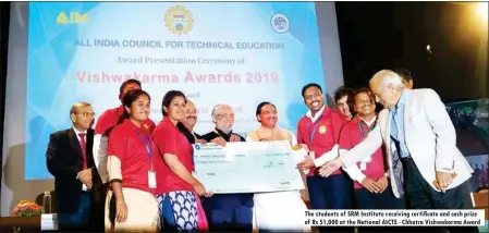  ??  ?? The students of SRM Institute receiving certificat­e and cash prize of Rs 51,000 at the National AICTE - Chhatra Vishwakarm­a Award