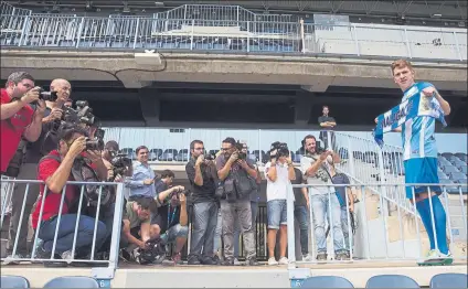  ?? FOTO: EFE ?? El mediocentr­o argentino Esteban Rolón posa en La Rosaleda para los fotógrafos tras firmar su contrato con el Málaga hasta 2021