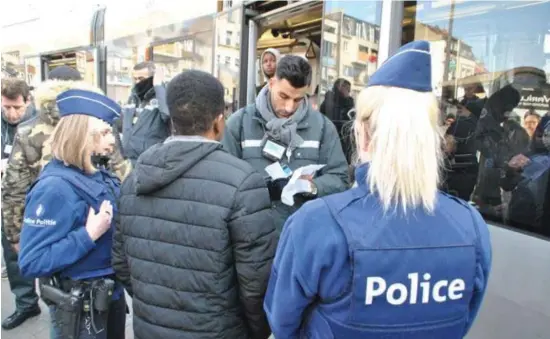  ??  ?? Wie van de tram wil, wordt eerst gecontrole­erd.