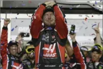  ?? CHUCK BURTON, THE ASSOCIATED PRESS ?? Kurt Busch celebrates in Victory Lane after his last-lap championsh­ip run.