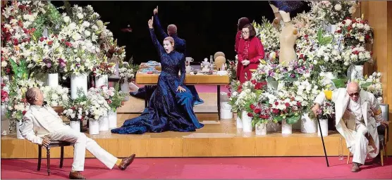  ??  ?? Vor Mozarts „Zauberflöt­e“in der Operngarde­robe: Sven-Eric Bechtolf, Annett Renneberg, Barbara de Koy und Christian Grashof