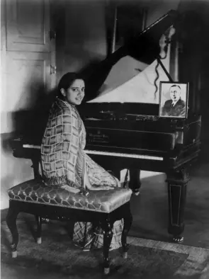  ?? PHOTOS: SPECIAL ARRANGEMEN­T ?? Regal (From left) A young Rani Vijaya Devi at a Steinway piano in Chamundi Vihar, Mysore, with a photograph of Rachmanino’; Paul Stewart's concert in Bangalore Palace; and Vyjayantim­ala Bali.