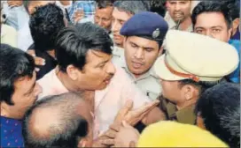  ?? PTI ?? Delhi BJP chief Manoj Tiwari in an argument with the police at the opening of the bridge.