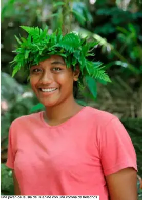  ??  ?? Una joven de la isla de Huahine con una corona de helechos