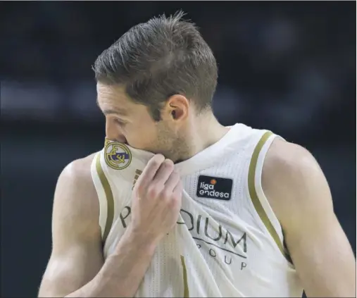  ??  ?? Fabien Causeur se seca el sudor con la camiseta en un partido del Real Madrid.