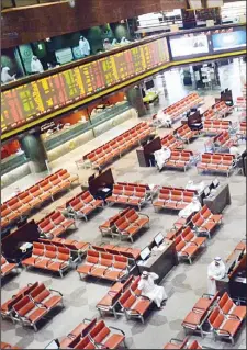  ?? Photo by Mohmed Morsi ?? Photo shows traders at KSE. The bourse closed higher on Moday.