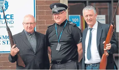  ?? Picture: George McLuskie. ?? From left: Leven councillor Bob Young, Sergeant Jim Anderson and Councillor Tom Adams hand in airguns at Methil Police Station.
