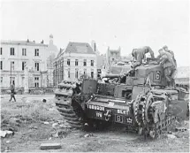  ??  ?? Des soldats allemands inspectent un blindé canadien détruit dans les combats dans la ville de Dieppe.