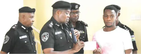  ?? PHOTO: NAN ?? Commission­er of Police ( CP), Oyo State Command, Adebola Hamzat ( second left) and others, during presentati­on of cheque to one of the beneficiar­ies, Babatunde Oluniyi, as part of the consolidat­ion of the Inspector- General of Police ( IGP) welfare scheme for deceased police officers in Ibadan… yesterday.