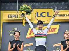  ??  ?? VENCEDOR. Tom Dumoulin celebra el triunfo de arcoiris.