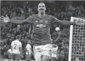  ??  ?? Zlatan Ibrahimovi­c wordt niet gezien als een bedreiging voor Romelu Lukaku bij Manchester United. (Foto: Nusport)
