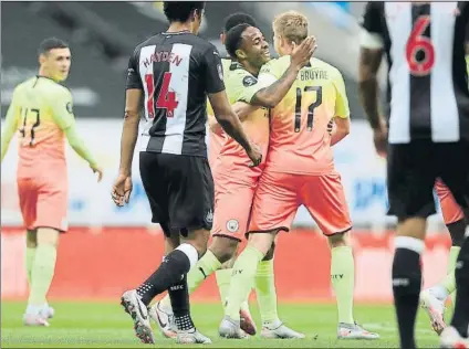  ?? FOTO: EFE ?? Sterling y De Bruyne se abrazan tras el 0-1 en los cuartos de final de la FA Cup en St James’ Park