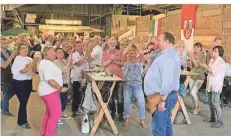  ?? ARCHIVFOTO: JONGES ?? 2019 wurde beim Biwak der Jonges noch zünftig gefeiert. Heinz Hülshoff begeistert­e mit einer Gesangsein­lage.