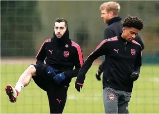  ?? PETER CZIBORRA/REUTERS ?? MENTAL EROPA: Henrikh Mkhitaryan (kiri) mengikuti sesi latihan di St Albans kemarin.