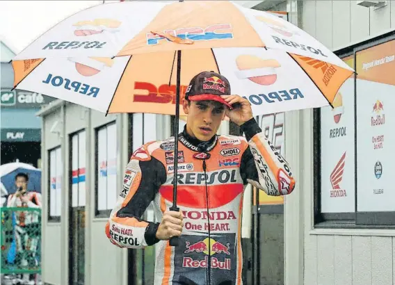  ?? FOTO: GETTY ?? Cara de preocupaci­ón de Marc Márquez camino de la oficina al box bajo el paraguas. Las Ducati de Dovizioso y Lorenzo demuestran tener un plus con mucha agua en Motegi