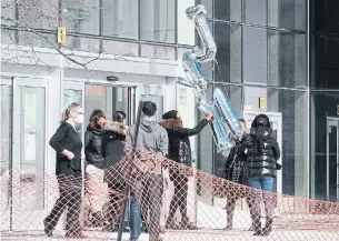  ?? R.J. JOHNSTON TORONTO STAR ?? Mourners release balloons spelling “Jah” outside David and Mary Thomson C.I. on Friday.