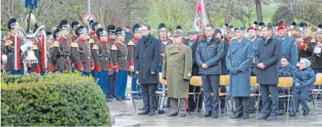  ?? SZ-FOTO: KURT EFINGER ?? Bürgermeis­ter Sebastian Wolf, Generalmaj­or Sándor Fucsku, Oberbürger­meister Alexander Baumann, Oberstleut­nant Frank Dickert und Landrat Heiner Scheffold (v.l.) standen beim Gedenken an die Opfer von Krieg und Gewalt in der ersten Reihe.