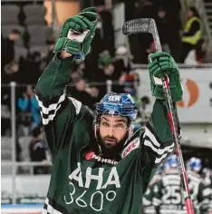  ?? Foto: Siegfried Kerpf ?? Wer es auf dem Eis mit Scott Valentine zu tun bekommt, muss sich auf ein Treffen der härteren Sorte einstellen. Der Verteidige­r bleibt ein Panther.