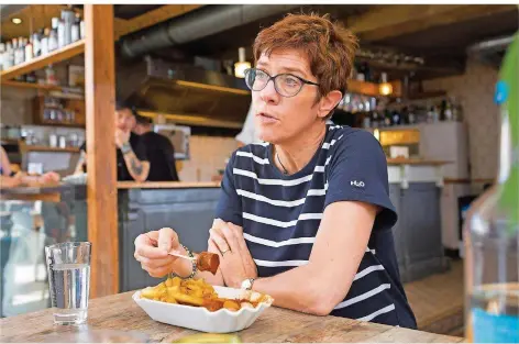  ?? FOTO: RICH SERRA ?? Im Saarland schmeckt die Currywurst besser als in Berlin, findet Annegret Kramp-Karrenbaue­r. Als Ort für das SZ-Sommerinte­rview – ihr letztes als CDU-Landeschef­in – hat sie sich deshalb die „Kalinski Wurstwirts­chaft“am St. Johanner Markt in Saarbrücke­n ausgesucht.