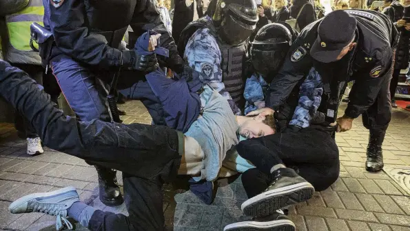  ?? PHOTO: REUTERS ?? Heat on the street . . . Russian police detain protesters in Moscow during an unsanction­ed rally yesterday. Opposition activists had called for protests against the mobilisati­on of reservists ordered by President Vladimir Putin.