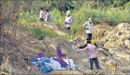  ?? SANCHIT KHANNA/HT PHOTO ?? PPE kits being disposed of in the open at a graveyard in New Delhi on June 11.