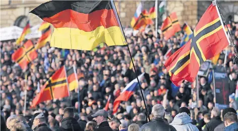  ?? FOTO: DPA ?? In Dresden nahmen im Oktober 2014 die ausländer- und islamfeind­lichen Pegida-Kundgebung­en ihren Anfang. Die jüngsten Anschläge gegen Flüchtling­sheime in Bautzen und Clausnitz zeigen, wie gewaltbere­it ein Teil der Anhänger inzwischen ist.