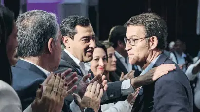  ?? DANIEL PÉREZ / EFE ?? Alberto Núñez Feijóo, ayer en Málaga con el presidente andaluz, Juan Manuel Moreno Bonilla