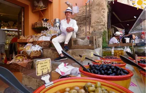  ?? (Photo Laurent Amalric) ?? Olives noires ou olives vertes? Au marché de la place aux herbes de Saint-Tropez, Frédéric Saldmann a sa petite idée sur le sujet... Privilégie­z les vertes qui sont moins caloriques !