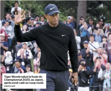  ?? PHOTO AFP ?? Tiger Woods salue la foule du Championna­t ZOZO, au Japon, après avoir calé un coup roulé.