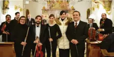  ?? Foto: Manuela Rieger ?? Freude nach einem gelungen Adventskon­zert mit dem Friedberge­r Kammerorch­ester (von links): Jutta Winter, Marcellin Borsarello, Shannon Larkin, Susanne Rieger und der strahlende Dirigent Stefan Immler.