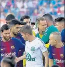  ??  ?? Messi, con los jugadores de la Chape.